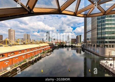 LONDON ENGLAND CANARY WHARF BLICK VON DER PERGOLA AUF DER WHARF ÜBER NORTH DOCK UND BILLINGSGATE FISCHMARKT GEBÄUDE Stockfoto