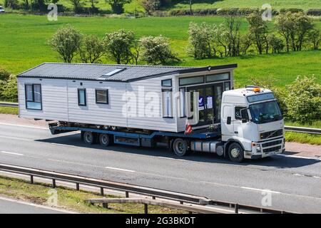 Willerby Homes Ferienhäuser, Hütten, die auf der Autobahn M61 UK transportiert werden Stockfoto