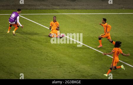 Torjubel: Denzel Dumfries (Niederlande), Owen Wijndal (Niederlande), Nathan Ake (Niederlande) Niederlande - Ukraine Amsterdam, 13.06.2021, Fussball, Stockfoto