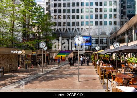 LONDON ENGLAND REUTERS PLAZA CANADA SQUARE CANARY WHARF OUTDOOR CAFE UND SECHS UHREN Stockfoto