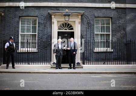 London, England, Großbritannien. Juni 2021. Der britische Premierminister BORIS JOHNSON begrüßt den australischen Premierminister SCOTT MORRISON in der Downing Street 10, als sich zwei Länder auf ein Freihandelsabkommen einigen. Kredit: Tayfun Salci/ZUMA Wire/Alamy Live Nachrichten Stockfoto