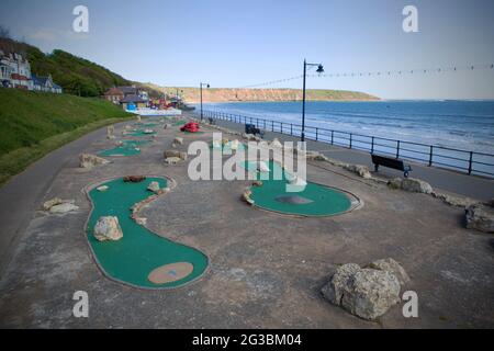 Der verlassene ‘Crazy Golf’ Course am Strand von Filey im Norden von Yorkshire. Filey ist eine Küstenstadt an der Nordostküste von Yorkshire. Ein Popul Stockfoto