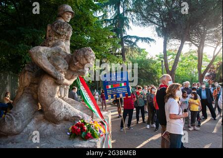 Rom, Italien 04/06/2021: Gedenken an die ANPI am Denkmal für die Gefallenen von Quadraro im Park XVII. April 1944, anlässlich des 75. Jahrestages der Befreiung Roms vom Nazifaschismus. © Andrea Sabbadini Stockfoto