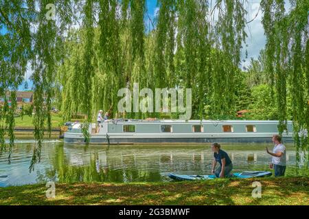 Fahren Sie an einem Sommertag auf dem Fluss Nene, England, in einem Kanalboot. Stockfoto