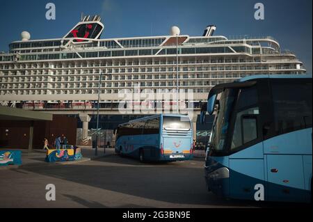 Das Kreuzschiff dockte am Hafen an.das deutsche Kreuzschiff 'Mein Shiff 2' des Reeders 'TUI Cruises' kam nach der Rückkehr internationaler Kreuzfahrten nach Spanien mit Passagieren an Bord am Hafen von Malaga an. Der Hafen von Malaga ist der erste Hafen auf der Halbinsel, der seit Beginn der Coronavirus-Pandemie und der Mobilitätseinschränkungen ein Kreuzschiff willkommen heißt. Mehr als 1000 Passagiere werden über ‘Support Bubbles'-Gruppen in die Innenstadt reisen, die nur von TUI Cruises organisierte Ausflüge für ihre Reisenden erlauben, um die Ausbreitung der Coronavirus-Krankheit zu verhindern. (Foto von Jesus Merida / Stockfoto