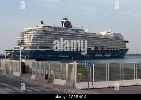 Blick auf das am Hafen angedockte Kreuzschiff.das deutsche Kreuzschiff 'Mein Shiff 2' des Reeders 'TUI Cruises' kam nach der Rückkehr internationaler Kreuzfahrten nach Spanien mit Passagieren an Bord am Hafen von Malaga an. Der Hafen von Malaga ist der erste Hafen auf der Halbinsel, der seit Beginn der Coronavirus-Pandemie und der Mobilitätseinschränkungen ein Kreuzschiff willkommen heißt. Mehr als 1000 Passagiere werden über ‘Support Bubbles'-Gruppen in die Innenstadt reisen, die nur von TUI Cruises organisierte Ausflüge für ihre Reisenden erlauben, um die Ausbreitung der Coronavirus-Krankheit zu verhindern. (Foto von Jesus Stockfoto