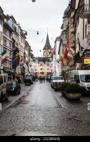 ZÜRICH - 28. APRIL: Blick auf eine Straße am 28. April 2014 in Zürich, Schweiz. Zürich ist die grösste Stadt der Schweiz und die Hauptstadt des Kantons Stockfoto