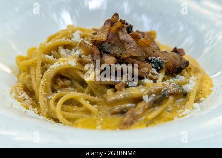 Spaghetti Carbonara serviert in einem Restaurant in Rom, Latium, Italien Stockfoto
