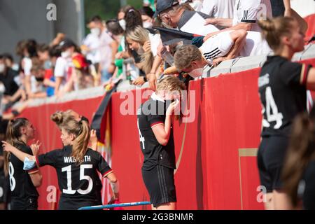 15. Juni 2021, Hessen, Offenbach am Main: Fußball, Frauen: Internationals, Deutschland - Chile im Bieberer Berg Stadion. Sydney Lohmann (l-r), Tabea Waßmuth, Paulina Krumbiegel und Laura Freigang nach dem Spiel. Foto: Sebastian Gollnow/dpa - WICHTIGER HINWEIS: Gemäß den Bestimmungen der DFL Deutsche Fußball Liga und/oder des DFB Deutscher Fußball-Bund ist es untersagt, im Stadion und/oder vom Spiel aufgenommene Fotos in Form von Sequenzbildern und/oder videoähnlichen Fotoserien zu verwenden oder zu verwenden. Stockfoto