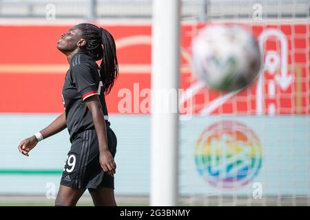 15. Juni 2021, Hessen, Offenbach am Main: Fußball, Frauen: Internationale, Deutschland - Chile im Stadion am Bieberer Berg. Die Deutsche Nicole Anyomi, nachdem sie kurz vor Ende des Spiels ein Tor verpasst hatte. Foto: Sebastian Gollnow/dpa - WICHTIGER HINWEIS: Gemäß den Bestimmungen der DFL Deutsche Fußball Liga und/oder des DFB Deutscher Fußball-Bund ist es untersagt, im Stadion und/oder vom Spiel aufgenommene Fotos in Form von Sequenzbildern und/oder videoähnlichen Fotoserien zu verwenden oder zu verwenden. Stockfoto