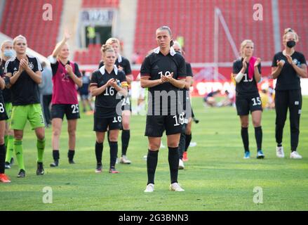 15. Juni 2021, Hessen, Offenbach am Main: Fußball, Frauen: Internationale, Deutschland - Chile im Bieberer Berg Stadion. Die deutschen Spieler nach dem Spiel. Foto: Sebastian Gollnow/dpa - WICHTIGER HINWEIS: Gemäß den Bestimmungen der DFL Deutsche Fußball Liga und/oder des DFB Deutscher Fußball-Bund ist es untersagt, im Stadion und/oder vom Spiel aufgenommene Fotos in Form von Sequenzbildern und/oder videoähnlichen Fotoserien zu verwenden oder zu verwenden. Stockfoto