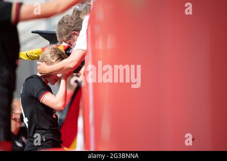 15. Juni 2021, Hessen, Offenbach am Main: Fußball, Frauen: Internationale, Deutschland - Chile im Bieberer Berg Stadion. Die Deutsche Paulina Krumbiegel nach dem Spiel. Foto: Sebastian Gollnow/dpa - WICHTIGER HINWEIS: Gemäß den Bestimmungen der DFL Deutsche Fußball Liga und/oder des DFB Deutscher Fußball-Bund ist es untersagt, im Stadion und/oder vom Spiel aufgenommene Fotos in Form von Sequenzbildern und/oder videoähnlichen Fotoserien zu verwenden oder zu verwenden. Stockfoto