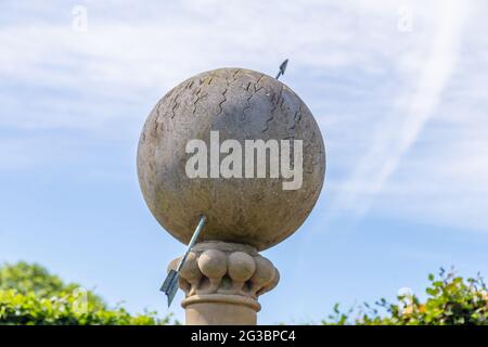 Eine armillare Sonnenuhr aus Stein im York Gate Garden, Leeds, England. Stockfoto