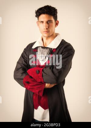Junger Mann in altmodischem Gewand in Studioaufnahme Stockfoto