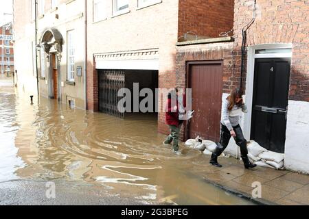 Zwei Lokalen durchfluten das Wasser des Flusses Ouse, nachdem er nach dem Sturm Dennis seine Ufer sprengt und in der Stadt York überflutet hat. Stockfoto