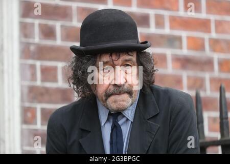 Der irische Schauspieler Stephen Rea protestiert vor 15 Usher's Island in Dublin, bekannt als das Haus der Toten, berühmt gemacht durch James Joyces Geschichte die Toten, aus Protest gegen die Erlaubnis eines Bord Pleanala, das Haus in ein Touristenhostel mit 54 Betten zu verwandeln. Bilddatum: Dienstag, 15. Juni 2021. Stockfoto