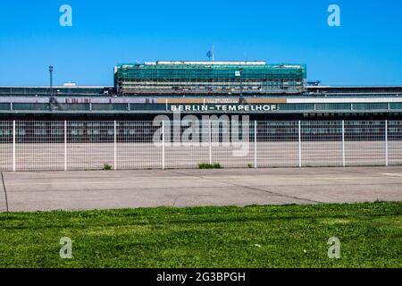 BERLIN, 7. JUNI: Am 7. Juni 2013 in Berlin stillgelegte Terminals am ehemaligen Flughafen Tempelhof. Der Tempelhof war der Landeplatz der West-Berliner Durin Stockfoto