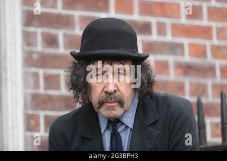 Der irische Schauspieler Stephen Rea protestiert vor 15 Usher's Island in Dublin, bekannt als das Haus der Toten, berühmt gemacht durch James Joyces Geschichte die Toten, aus Protest gegen die Erlaubnis eines Bord Pleanala, das Haus in ein Touristenhostel mit 54 Betten zu verwandeln. Bilddatum: Dienstag, 15. Juni 2021. Stockfoto