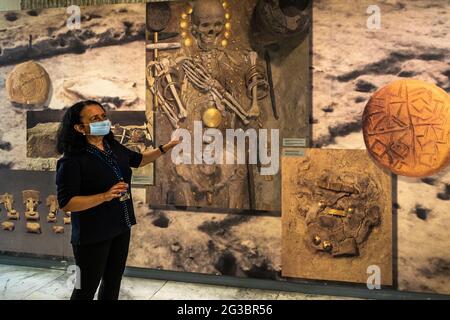 Erst 2003 wurden dort die Goldschätze von Slatiniza in Gräbern gefunden. Heute werden sie in Sofia ausgestellt. Thrakisches Gold im Nationalen Historischen Museum in Sofia, Bulgarien Stockfoto