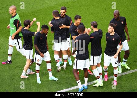 BUDAPEST, UNGARN - 15. JUNI: Portugiesische Spieler wärmen sich vor dem UEFA Euro 2020 Championship Group F Spiel zwischen Ungarn und Portugal am 15. Juni 2021 in Budapest, Ungarn, auf. (Foto nach MB-Medien) Stockfoto