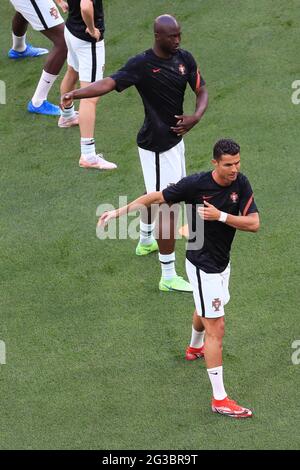 BUDAPEST, UNGARN - 15. JUNI: Danilo Pereira [top] und Cristiano Ronaldo [bottom] wärmen sich vor dem UEFA Euro 2020 Championship Group F Spiel zwischen Ungarn und Portugal am 15. Juni 2021 in Budapest, Ungarn, auf. (Foto nach MB-Medien) Stockfoto