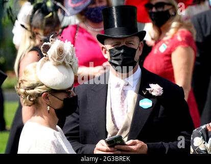 Zara Tindall (links) und Mike Tindall vor dem King's Stand am ersten Tag von Royal Ascot auf der Pferderennbahn Ascot. Bilddatum: Dienstag, 15. Juni 2021. Stockfoto