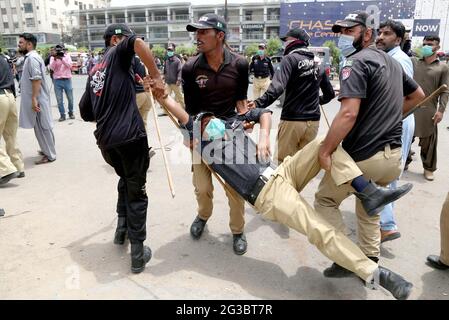 Ein Blick auf den Zusammenstoß zwischen Polizeibeamten und Ladenbesitzern während einer Anti-Aschroadment-Fahrt unter der Aufsicht der Karachi Municipal Corporation (KMC) über Anweisungen des Obersten Gerichtshofs von Pakistan, die sich auf dem Gelände des Aladdin Vergnügungsparks im Gulshan-e-Iqbal Gebiet von Karachi am Dienstag, 15. Juni 2021 befindet. Die Zivilbehörden starteten die Operation nach den Richtlinien des Obersten Gerichtshofs zur Entfernung des Pavilion End Club und zur Einstellung aller kommerziellen Aktivitäten auf dem Gelände des Parks. Wütend über die Operation, Stockfoto