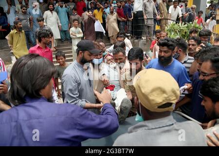 Ein Blick auf den Zusammenstoß zwischen Polizeibeamten und Ladenbesitzern während einer Anti-Aschroadment-Fahrt unter der Aufsicht der Karachi Municipal Corporation (KMC) über Anweisungen des Obersten Gerichtshofs von Pakistan, die sich auf dem Gelände des Aladdin Vergnügungsparks im Gulshan-e-Iqbal Gebiet von Karachi am Dienstag, 15. Juni 2021 befindet. Die Zivilbehörden starteten die Operation nach den Richtlinien des Obersten Gerichtshofs zur Entfernung des Pavilion End Club und zur Einstellung aller kommerziellen Aktivitäten auf dem Gelände des Parks. Wütend über die Operation, Stockfoto