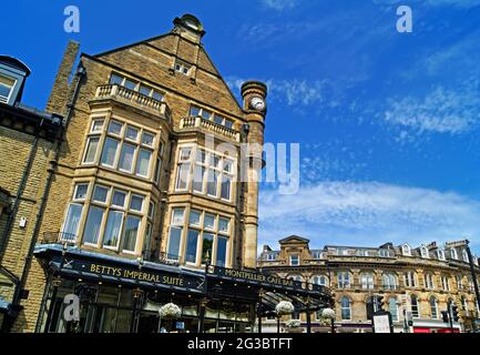 Großbritannien, North Yorkshire, Harrogate, Bettys Café Tea Rooms auf der Parliament Street Stockfoto