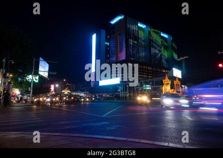 Phnom Penh, Kambodscha - 17. Nov 2019: Lichter und Verkehr von Motorrädern und Autos in der Nacht, am Preah Suramarit Blvd, Corner Sihanouk Stockfoto