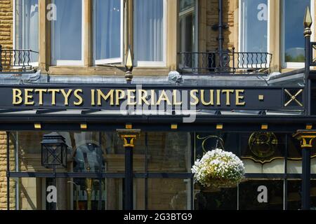 Großbritannien, North Yorkshire, Harrogate, Bettys Café Tea Rooms auf der Parliament Street Stockfoto