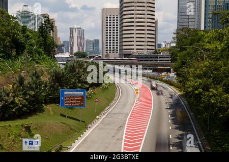 Kuala Lumpur, Malaysia - 4. Nov 2019: Langzeitaufnahme von Verkehr und Staus in der Stadt Kuala Lumpur, Malaysia, von der Brücke aus gesehen Stockfoto