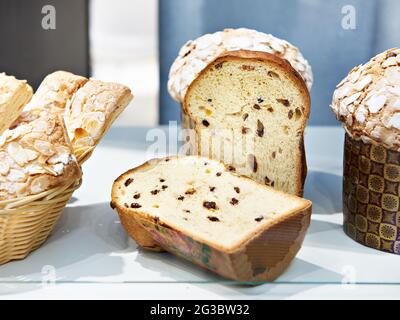 Osterkuchen in einem Schnitt auf der Theke einer Konditorei Stockfoto