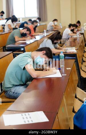 Malaga, Spanien. Juni 2021. Die Studenten werden gesehen, wie sie eine Prüfung schreiben, die als „Wahlvidad“ an der Facultad de Medicina bekannt ist. Hochschulzugangsprüfungen Beginnen In Andalusien. Kredit: SOPA Images Limited/Alamy Live Nachrichten Stockfoto