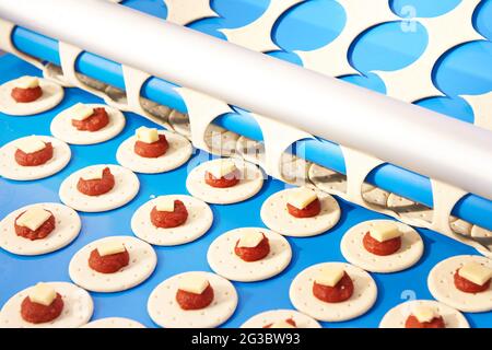 Maschinenförderer für die Zubereitung von mit Käse und Tomatenmark gefüllten Backwaren Stockfoto