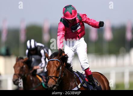 Oxted wird von Jockey Cieren geritten Fallon feiert den Sieg der King's Stand Stakes am ersten Tag von Royal Ascot auf der Ascot Racecourse. Bilddatum: Dienstag, 15. Juni 2021. Stockfoto