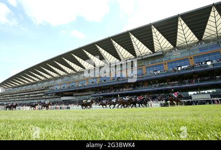 Oxted wird von Jockey Cieren geritten Fallon feiert den Sieg der King's Stand Stakes am ersten Tag von Royal Ascot auf der Ascot Racecourse. Bilddatum: Dienstag, 15. Juni 2021. Stockfoto