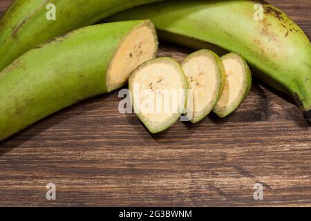 Musa paradisiaca - Grüne Banane EIN natürliches Superfood Stockfoto