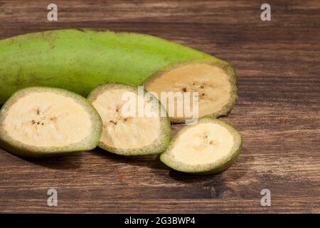 Musa paradisiaca - Grüne Banane EIN natürliches Superfood Stockfoto