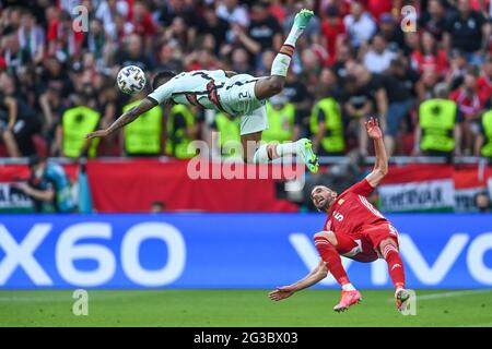 15. Juni 2021, Ungarn, Budapest: Fußball: Europameisterschaft, Ungarn - Portugal, Vorrunde, Gruppe F, Matchday 1 in der Puskás Arena. Portugals Nelson Semedo (l) und Ungarns Tamas Cseri kämpfen um den Ball. Wichtig: Nur für redaktionelle Zwecke. Ohne vorherige schriftliche Genehmigung der UEFA nicht für kommerzielle oder Marketingzwecke verwendet. Bilder müssen als Standbilder erscheinen und dürfen keine Matchaction-Videoaufnahmen emulieren. Fotos, die in Online-Publikationen veröffentlicht werden (ob über das Internet oder anderweitig), müssen zwischen der Veröffentlichung mindestens 20 Sekunden lang liegen. Quelle: dpa picture allia Stockfoto