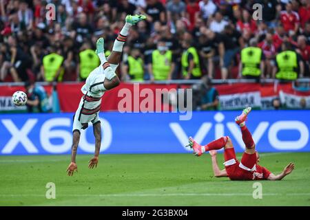 15. Juni 2021, Ungarn, Budapest: Fußball: Europameisterschaft, Ungarn - Portugal, Vorrunde, Gruppe F, Matchday 1 in der Puskás Arena. Portugals Nelson Semedo (l) und Ungarns Tamas Cseri kämpfen um den Ball. Wichtig: Nur für redaktionelle Zwecke. Ohne vorherige schriftliche Genehmigung der UEFA nicht für kommerzielle oder Marketingzwecke verwendet. Bilder müssen als Standbilder erscheinen und dürfen keine Matchaction-Videoaufnahmen emulieren. Fotos, die in Online-Publikationen veröffentlicht werden (ob über das Internet oder anderweitig), müssen zwischen der Veröffentlichung mindestens 20 Sekunden lang liegen. Quelle: dpa picture allia Stockfoto