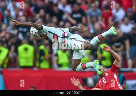 15. Juni 2021, Ungarn, Budapest: Fußball: Europameisterschaft, Ungarn - Portugal, Vorrunde, Gruppe F, Matchday 1 in der Puskás Arena. Portugals Nelson Semedo (l) und Ungarns Tamas Cseri kämpfen um den Ball. Wichtig: Nur für redaktionelle Zwecke. Ohne vorherige schriftliche Genehmigung der UEFA nicht für kommerzielle oder Marketingzwecke verwendet. Bilder müssen als Standbilder erscheinen und dürfen keine Matchaction-Videoaufnahmen emulieren. Fotos, die in Online-Publikationen veröffentlicht werden (ob über das Internet oder anderweitig), müssen zwischen der Veröffentlichung mindestens 20 Sekunden lang liegen. Quelle: dpa picture allia Stockfoto