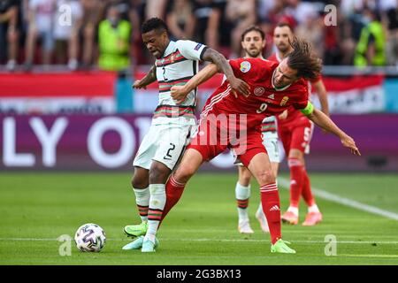 15. Juni 2021, Ungarn, Budapest: Fußball: Europameisterschaft, Ungarn - Portugal, Vorrunde, Gruppe F, Matchday 1 in der Puskás Arena. Der portugiesische Nelson Semedo (l.) und der ungarische Adam Szalai kämpfen um den Ball. Wichtig: Nur für redaktionelle Zwecke. Ohne vorherige schriftliche Genehmigung der UEFA nicht für kommerzielle oder Marketingzwecke verwendet. Bilder müssen als Standbilder erscheinen und dürfen keine Matchaction-Videoaufnahmen emulieren. Fotos, die in Online-Publikationen veröffentlicht werden (ob über das Internet oder anderweitig), müssen zwischen der Veröffentlichung mindestens 20 Sekunden lang liegen. Quelle: dpa picture allia Stockfoto