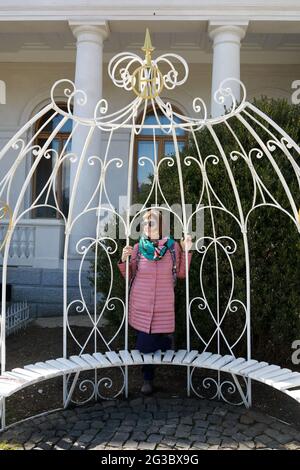 Die Frau auf der Bank des Liwadia-Palastes im Frühling, Krim Stockfoto