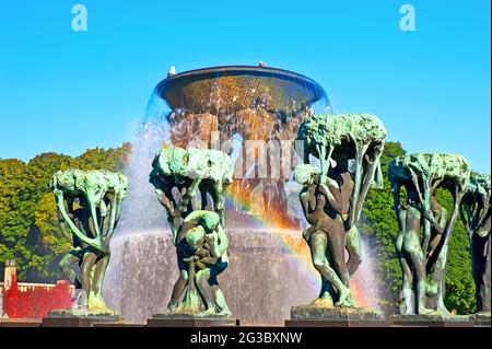 Die skulpturalen Bronzegruppen vor dem Regenbogen und der „Burden of Life“-Brunnen der Vigeland-Installation, Frogner Park, Oslo, Norwegen Stockfoto