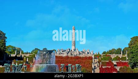 Panorama des Vigeland Installation im Frogner Park - der Granit Monolith Skulpturenkomplex und Bronze Burden of Life Brunnen mit Regenbogen im Stockfoto