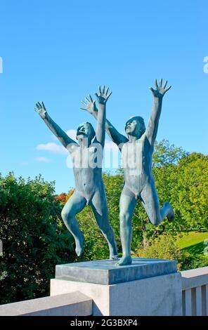 Die Jungen mit der Bronzeskulptur von Gustav Vigeland auf der Skulpturenbrücke im Frogner Park, Oslo, Norwegen Stockfoto