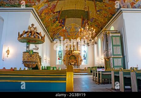 OSLO, NORWEGEN - SEP 28, 2010: Das malerische Innere der Osloer Kathedrale mit Gemälden an der Decke, geschnitzter Holzkanzel und Altarbild, am 28. September in Stockfoto