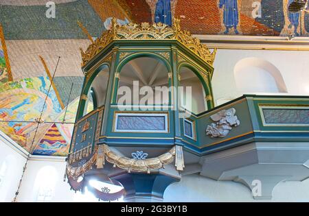 OSLO, NORWEGEN - SEP 28, 2010: Die geschnitzte hölzerne Kanzel in der Kathedrale von Oslo mit vergoldeten Girlanden und Wandskulpturen von Engeln, am 28. September in Oslo Stockfoto