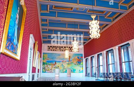 OSLO, NORWEGEN - SEP 28, 2010: Der Festsaal des Radhus (Rathaus), dekoriert mit Ölgemälde von Willi Midelfart, Porträts von Monarchen, Komple Stockfoto